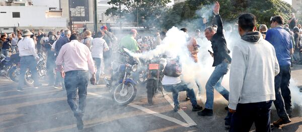 Применение слезоточивого газа возле авиабазы имени генерала Франциско де Миранда La Carlota в Каракасе, Венесуэла - 俄羅斯衛星通訊社