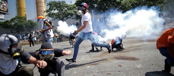 Сторонники оппозиции на улице у военной авиабазы Ла-Карлота в Каракасе Сторонники оппозиции на улице у военной авиабазы Ла-Карлота в Каракасе - 俄罗斯卫星通讯社