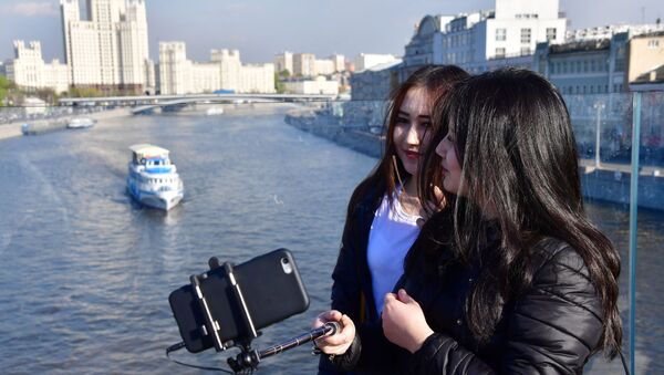 Девушки фотографируются на Парящем мосту в парке Зарядье в Москве - 俄罗斯卫星通讯社