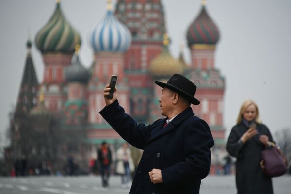 在莫斯科红场上以圣瓦西里教堂为背景拍照的游客。 - 俄罗斯卫星通讯社