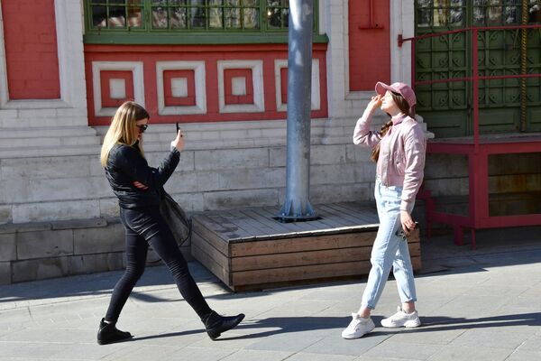 在莫斯科尼科尔斯卡亚街上拍照的女孩们。 - 俄罗斯卫星通讯社