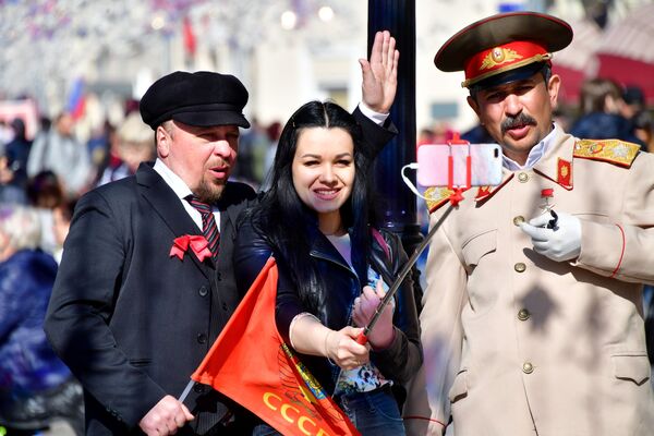 在莫斯科尼科尔斯卡亚街上同身穿列宁服装和斯大林服装的男子合照的女孩。 - 俄罗斯卫星通讯社