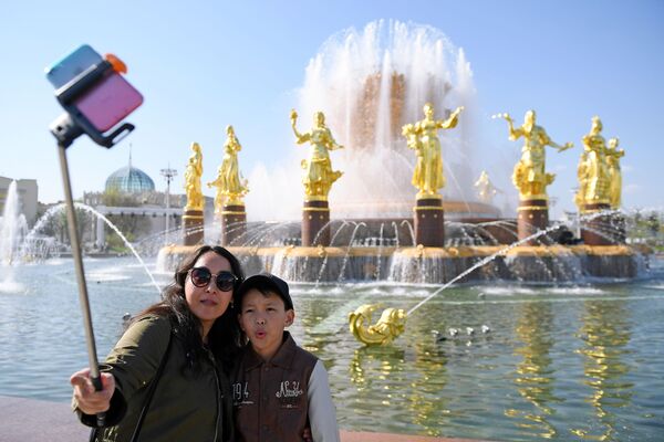 在全俄展覽中心已開始工作的“人民友誼”噴泉旁拍照的休閒者。 - 俄羅斯衛星通訊社