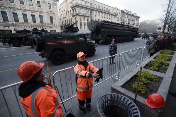 莫斯科勝利日閱兵彩排期間在軍事設備隊列前自拍的城市工作者。 - 俄羅斯衛星通訊社