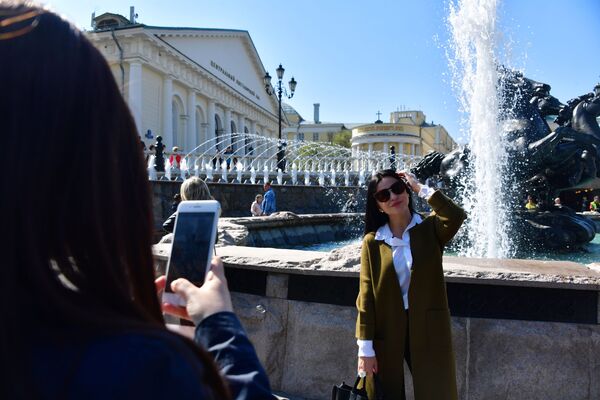 在莫斯科馬涅什廣場“四季”噴泉旁拍照的女孩。 - 俄羅斯衛星通訊社