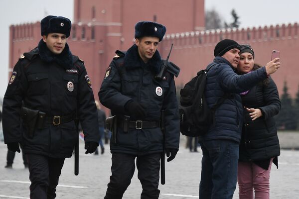 在莫斯科紅場上的警察和遊客。 - 俄羅斯衛星通訊社