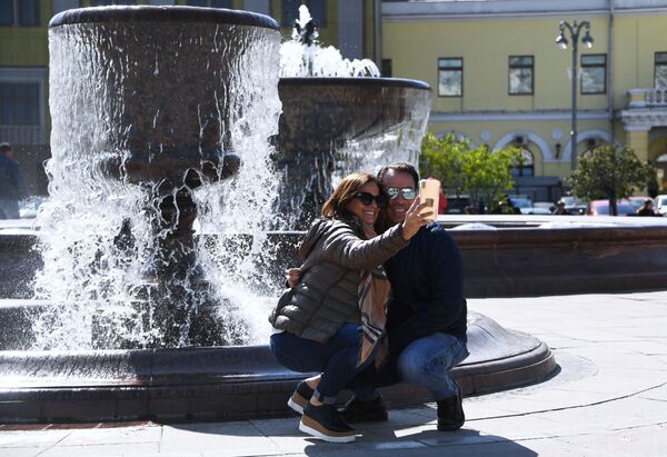 在莫斯科劇院廣場的噴泉旁拍照的休閒者。 - 俄羅斯衛星通訊社