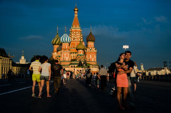 在红场上的莫斯科市民和游客。远处是圣瓦西里教堂。 - 俄罗斯卫星通讯社