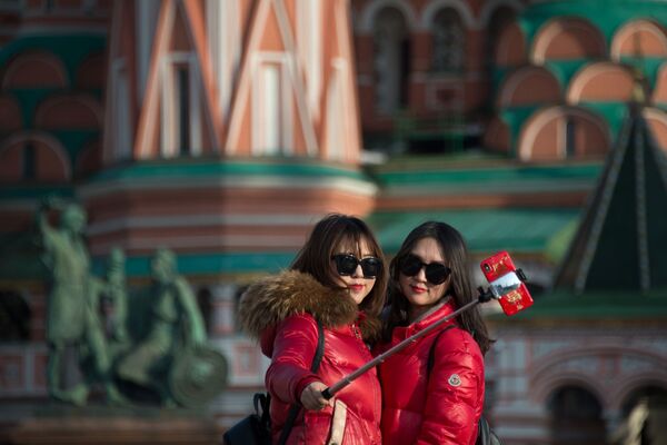 以莫斯科聖瓦西里教堂為背景自拍的女孩們。 - 俄羅斯衛星通訊社