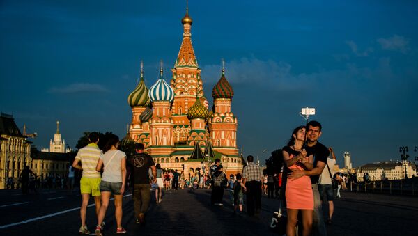 Горожане и туристы на Красной площади в Москве - 俄罗斯卫星通讯社