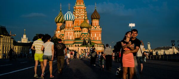 Горожане и туристы на Красной площади в Москве Горожане и туристы на Красной площади в Москве - 俄羅斯衛星通訊社