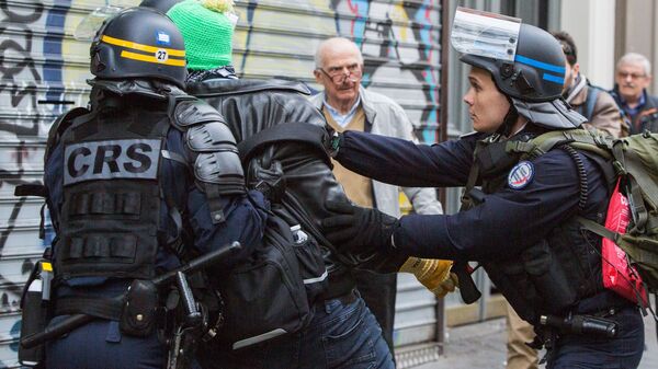 45人在巴黎五一游行中被拘