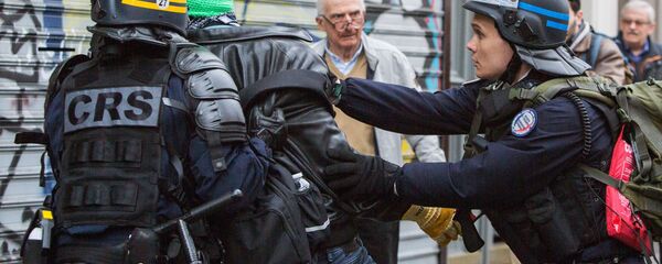 俄新社女记者报道巴黎示威游行骚乱时遭警察持警棍殴打 - 俄罗斯卫星通讯社