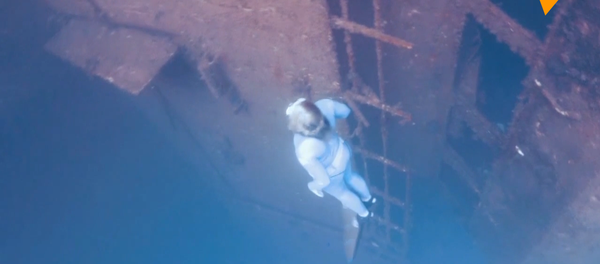 英國自由潛水員在塞浦路斯沈船中游泳 - 俄羅斯衛星通訊社