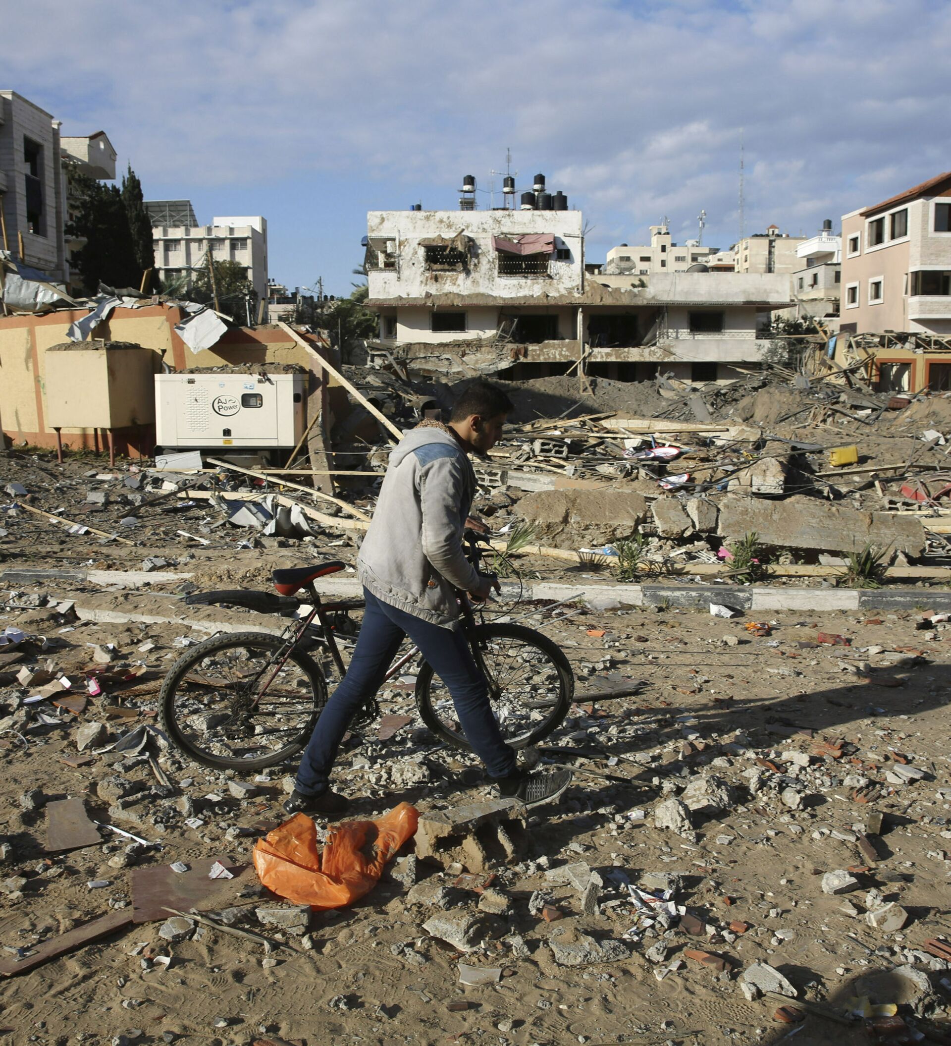 以军空袭加沙中部导致至少3名外国人死亡 (以军空袭加沙地带多家媒体所在大楼一单元突兀头了吗)