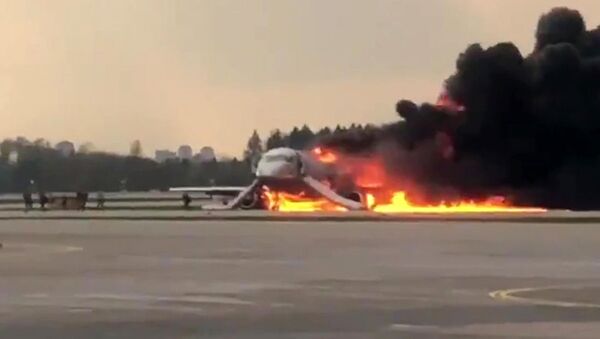 Самолет авиакомпании Аэрофлот Superjet 100, вернувшийся во время рейса Москва - Мурманск в аэропорт Шереметьево из-за возгорания на борту - 俄罗斯卫星通讯社