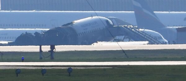 俄起火SSJ-100客機機長講述事發經過 - 俄羅斯衛星通訊社