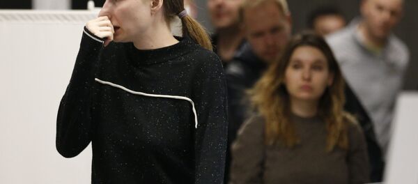 一名女孩在謝列梅捷沃機場為蘇霍伊100型客機的乘客及家屬準備的心理救助室旁 一名女孩在謝列梅捷沃機場為蘇霍伊100型客機的乘客及家屬準備的心理救助室旁 - 俄羅斯衛星通訊社