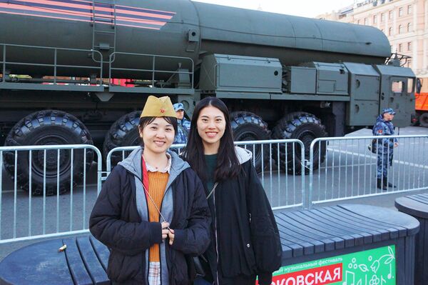 来自深圳的杨瑾艺和林素萍 - 俄罗斯卫星通讯社