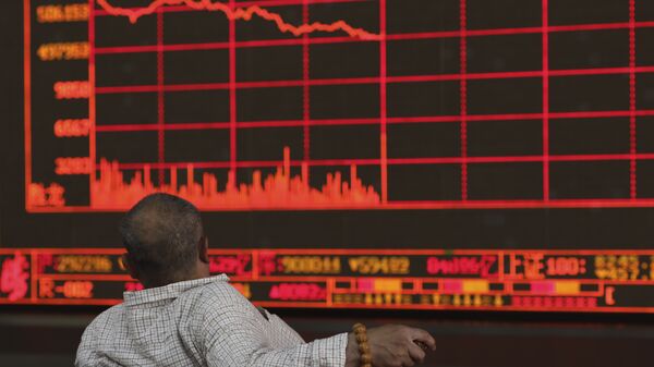 A Chinese investor watches as the Shanghai Composite Index falls at a brokerage In Beijing on Monday, May 6, 2019. - 俄罗斯卫星通讯社
