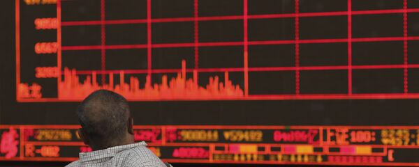 A Chinese investor watches as the Shanghai Composite Index falls at a brokerage In Beijing on Monday, May 6, 2019. - 俄罗斯卫星通讯社