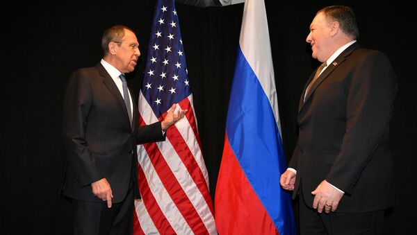 U.S. Secretary of State Mike Pompeo talks with Russia's Foreign Minister Sergei Lavrov as they meet on the sidelines of the Arctic Council Ministerial Meeting in Rovaniemi - 俄罗斯卫星通讯社