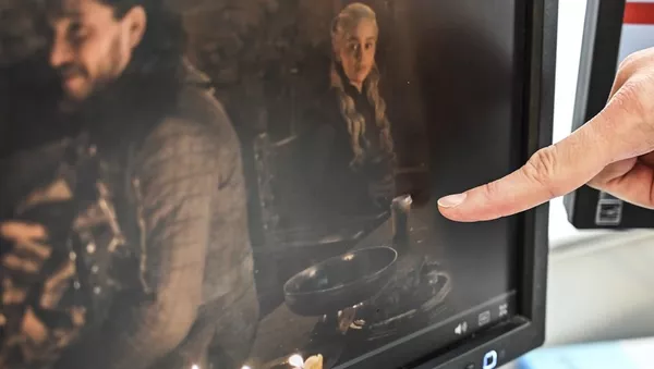 這個與《權力的遊戲》毫不相關的東西出現在第四集的第18分鐘，在龍母面前的桌子上，當時幾個主角在一起慶祝戰勝了夜王。 - 俄羅斯衛星通訊社