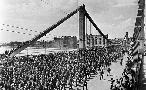 被俘虏的德国法西斯士兵通过克里米亚大桥朝库尔斯克火车站走去。 - 俄罗斯卫星通讯社