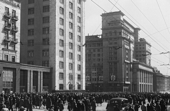 1945年胜利日，停在莫斯科饭店旁的莫斯科人轿车。 - 俄罗斯卫星通讯社