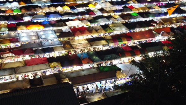 曼谷市場多彩棚頂成自拍聖地 - 俄羅斯衛星通訊社