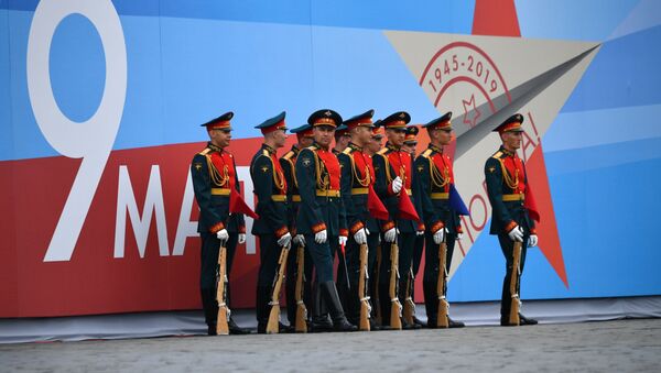 Военнослужащие почетного караула перед началом военного парада на Красной площади, посвящённого 74-й годовщине Победы в Великой Отечественной войне - 俄羅斯衛星通訊社