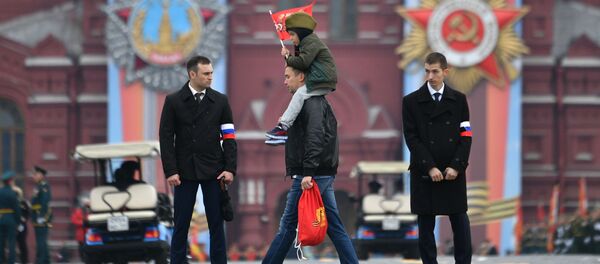 Мужчина с ребенком перед началом военного парада на Красной площади, посвящённого 74-й годовщине Победы в Великой Отечественной войне - 俄罗斯卫星通讯社