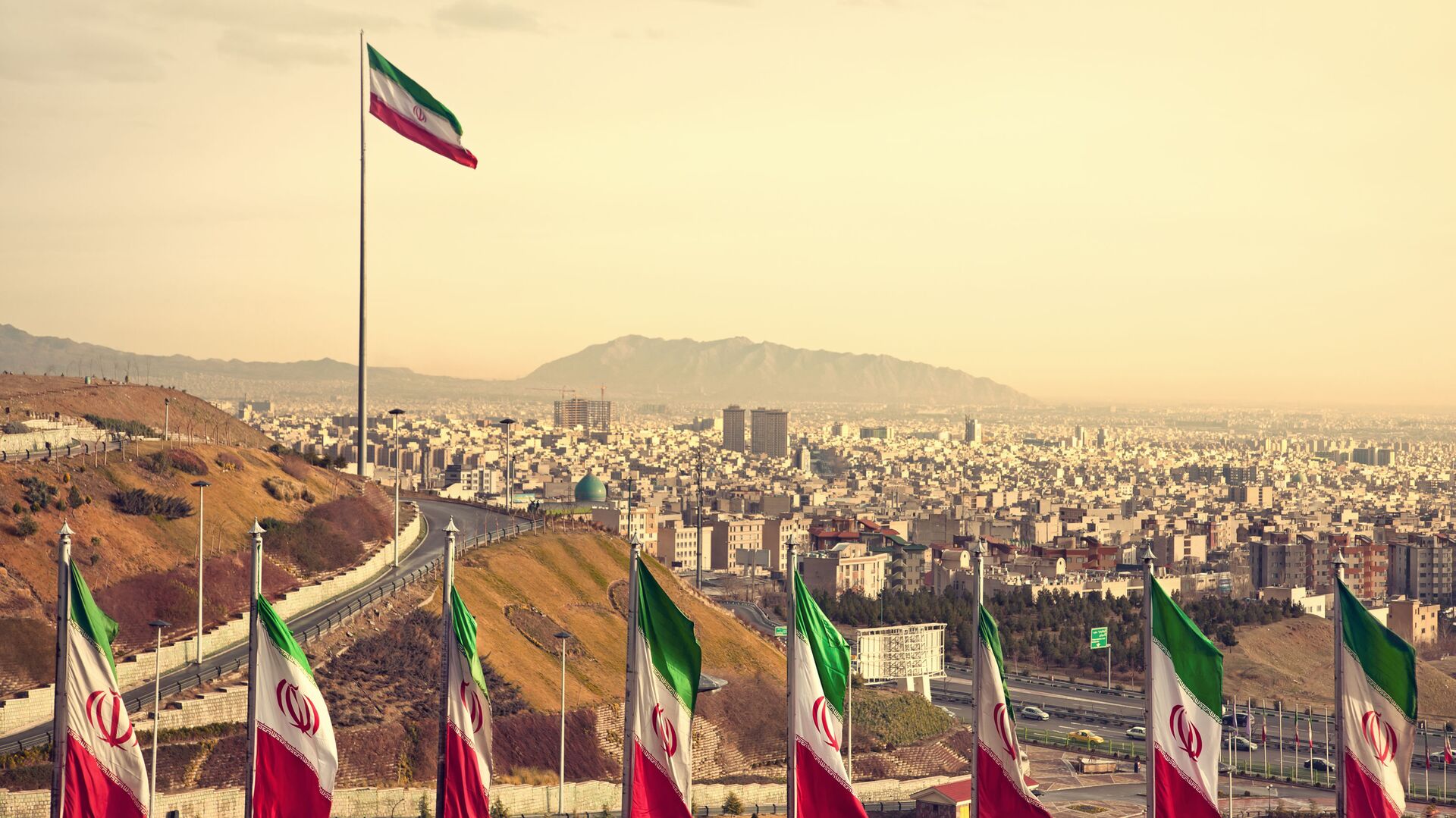 Государственные флаги Ирана на фоне Тегерана - 俄罗斯卫星通讯社, 1920, 04.12.2021