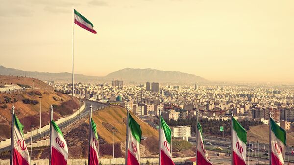 Государственные флаги Ирана на фоне Тегерана - 俄罗斯卫星通讯社