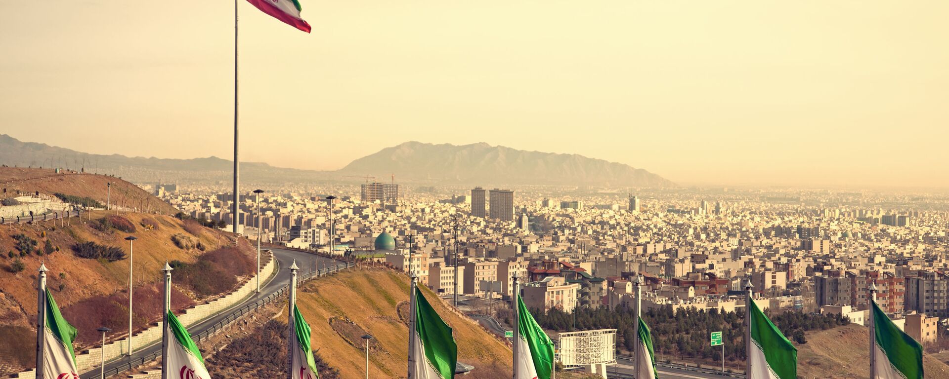 Государственные флаги Ирана на фоне Тегерана - 俄羅斯衛星通訊社, 1920, 04.12.2021