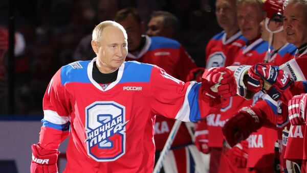 普京向第8屆全俄夜間冰球聯盟友誼賽獲勝者頒發獎狀 - 俄羅斯衛星通訊社