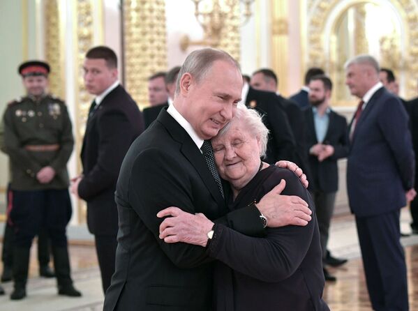  俄羅斯總統普京和他曾經的班主任薇拉·古列維奇在隆重慶祝偉大的衛國戰爭勝利74週年的招待會上 - 俄羅斯衛星通訊社
