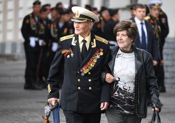 伟大的卫国战争老战士在塞瓦斯托波尔庆祝胜利日 - 俄罗斯卫星通讯社