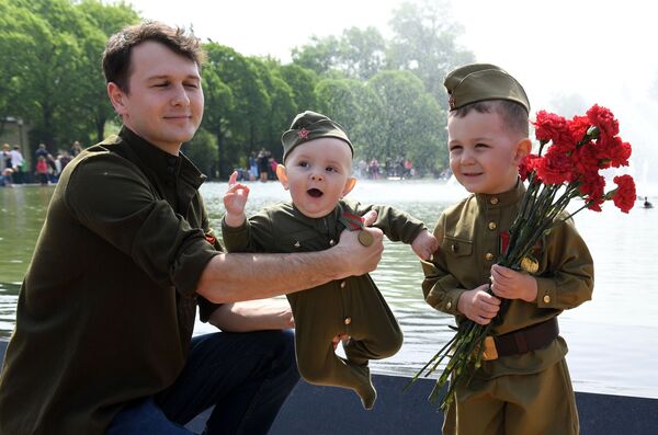 胜利日当天，一名男子带着孩子们在莫斯科中央高尔基文化休息公园 - 俄罗斯卫星通讯社