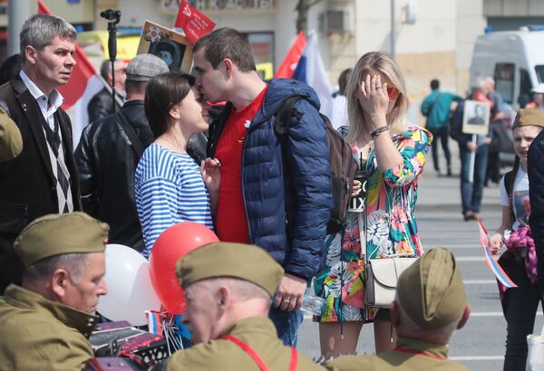 莫斯科市民在街头庆祝胜利日 - 俄罗斯卫星通讯社