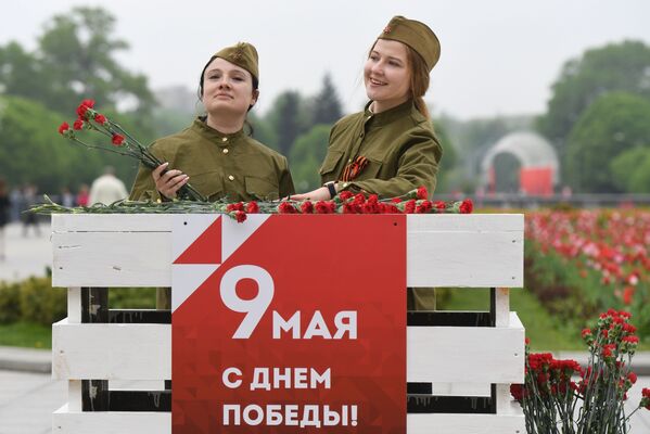 身着军装的姑娘们在莫斯科中央高尔基文化休息公园庆祝胜利日 - 俄罗斯卫星通讯社