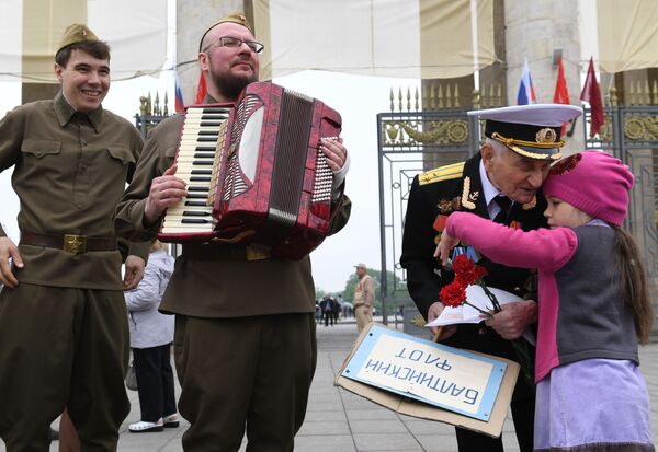  一名老战士在莫斯科中央高尔基文化休息公园庆祝胜利日 - 俄罗斯卫星通讯社
