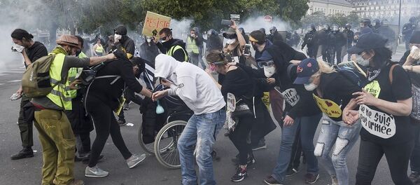 法国南特和里昂两市发生黄马甲与警察冲突 - 俄罗斯卫星通讯社