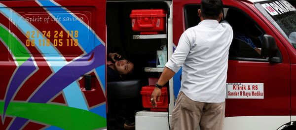 Пострадавшая во время обвала потолка индонезийской фондовой биржи в автомобиле скорой помощи в Джакарте - 俄羅斯衛星通訊社