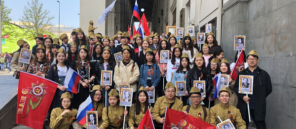 中國學生參加不朽軍團遊行活動 - 俄羅斯衛星通訊社
