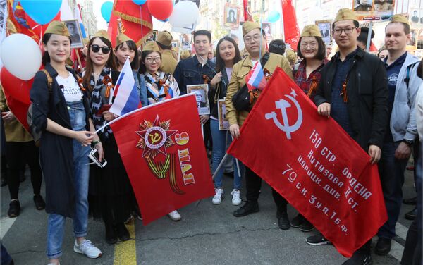 中国留学生们积极参与俄罗斯不朽军团游行活动 - 俄罗斯卫星通讯社