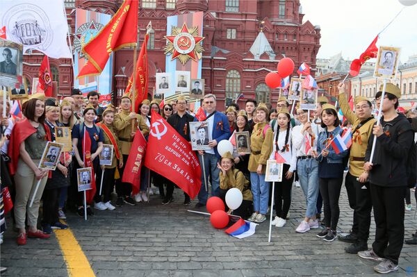 莫斯科国立师范大学校长阿列克谢•费拉基米尔•卢布克夫与中国留学生合影 莫斯科国立师范大学校长阿列克谢•费拉基米尔•卢布克夫与中国留学生合影 - 俄罗斯卫星通讯社