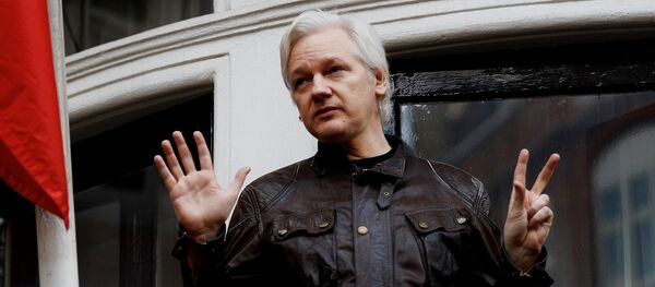 阿桑奇之父首次探望狱中儿子 阿桑奇之父首次探望狱中儿子 - 俄罗斯卫星通讯社