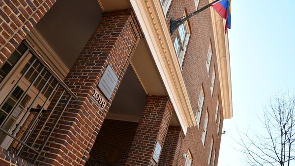 美國警方離開委內瑞拉大使館 馬杜羅的支持者仍留在大使館內 - 俄羅斯衛星通訊社
