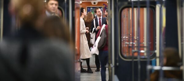 Пассажиры в вагоне нового тематического поезда московского метрополитена Наука будущего, посвященного Году науки и образования Великобритании и России, 2017 год  - 俄羅斯衛星通訊社